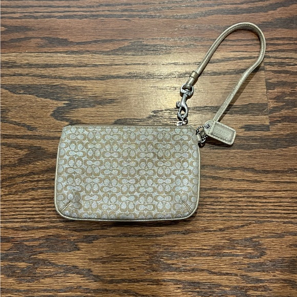 EXCELLENT Coach Wristlet - zipper - Picture 1 of 3